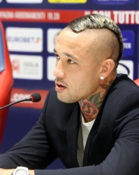 纳因戈兰：我不会像C罗那样生活，我在夜店的时间比在球场多