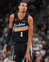 世界杯高清比赛观看-历史首人！文班本赛季场均出场时间少于30分钟砍下25+10