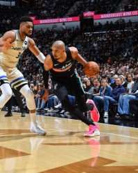 世界杯手机直播客户端-39分惨案！雄鹿3连败，文班膝盖遭重撞，波特9中0，字母哥要走了